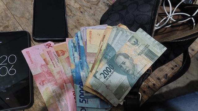 Sejumlah barang bukti dari tangan pelaku penjualan chips judi togel online (Istimewa)