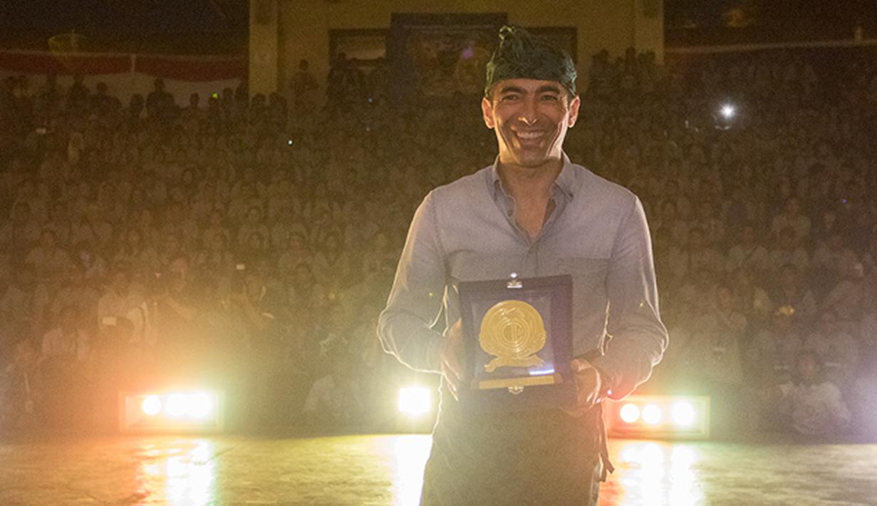 Selain selfie, Youri Djorkaeff juga sempat foto menggunakan ikat kepala khas Bali yang biasa disebut udeng pada malam puncak Gathering Nasional Inter Club Indonesia ke-4 di GWK, Bali, Sabtu (29/8/2015). (Bola.com/Vitalis Yogi Trisna)