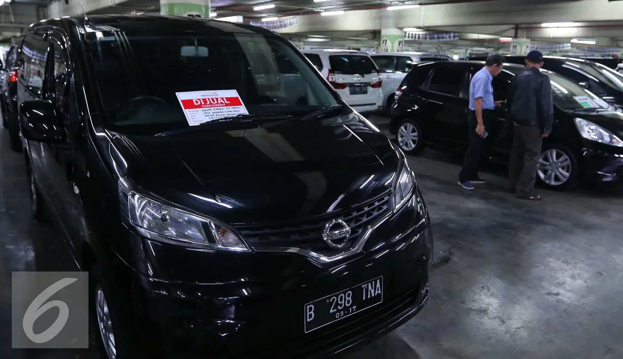 Menurut pedagang mobil bekas di WTC Mangga Dua, salah satu penyebab turunnya penjualan mobil bekas adalah pajak kendaaran yang besar, Jakarta, Kamis (6/10). (Liputan6.com/Angga Yuniar)