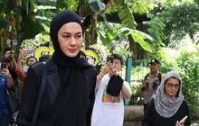 Pakai Baju Serba Hitam, 7 Potret Paula Verhoeven Melayat ke Rumah Johnny Wong Ayah Baim Wong, Wajah Sendunya Jadi Sorotan