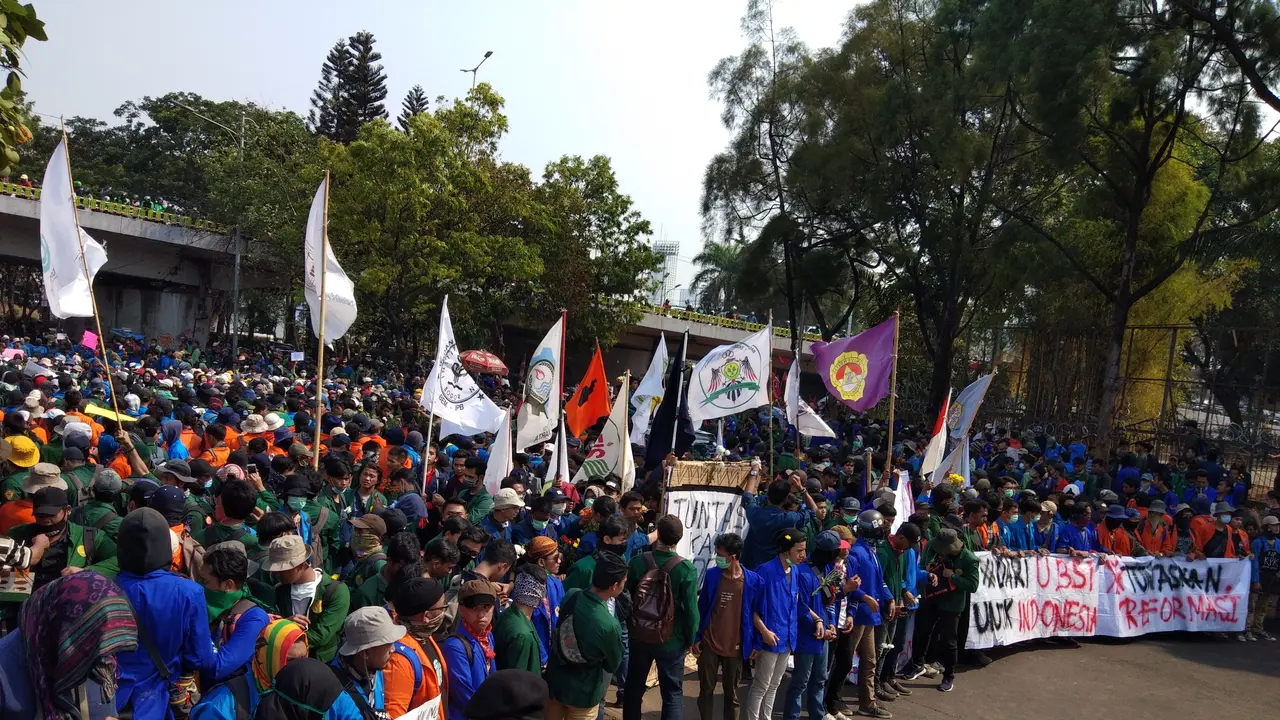 Ribuan mahasiswa kembali berunjuk rasa pada Selasa (1/10/2019). Mereka memadati ruas jalan di dekat Restoran Pulau Dua di samping Gedung DPR, Senayan, Jakarta Pusat.