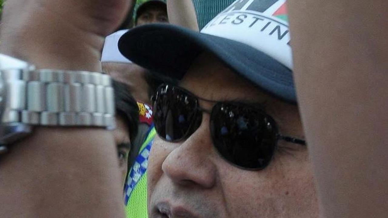 Munarman juga sempat dicecar sejumlah pertanyaan oleh awak media. Namun Munarwan menjawab dengan senyuman lebar.<br>
