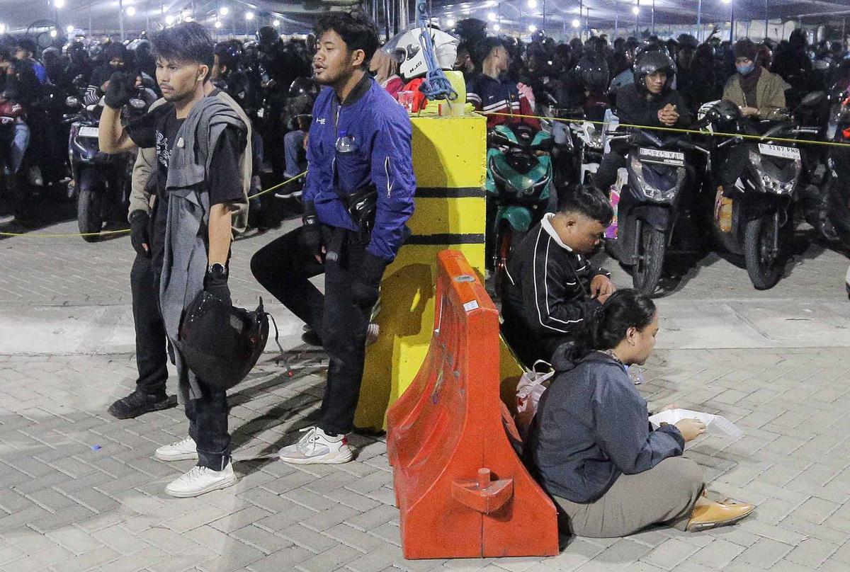 FOTO: Sambil Tidur di Motor, Warga Antri Masuk Kapal Di Puncak Arus Mudik Ciwandan