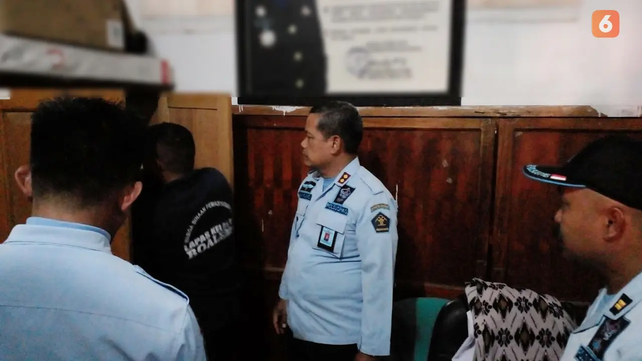 Kepala Lapas Kelas IIB Boalemo Giyono saat memimpin sidak di dalam blok tahanan (Arfandi Ibrahim/Liputan6.com)
