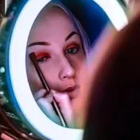 Berikut kesalahan umum yang dilakukan pemula dalam makeup yang membuat wajah terlihat lebh tua./copyright pexels/Sean Patrick