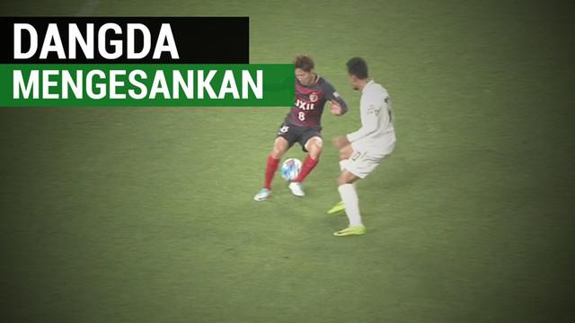 Berita video nutmeg dan gol mengesankan striker andalan Thailand di klub Muangthong United, Teerasil Dangda, ketika kalah 1-2 dari Kashima Antlers di Liga Champions Asia 2016-2017. Gol tersebut tercipta pada menit ke-45. Kekalahan Muangthong ini meru...