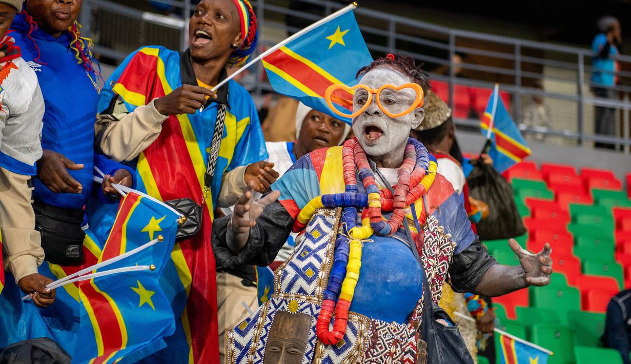 Suporter Kongo saat mendukung tim nasional mereka dalam laga Kualifikasi Piala Dunia 2026 zona Afrika melawan Nigeria di Rabat, Maroko, Minggu (16/11/2025) waktu setempat. (AP Photo)