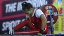 Atlet Para Powerlifting Indonesia, Ni Nengah Widiasih bersiap melakukan angkatan pada Asian Para Games 2018 di Jakarta, Minggu (7/10). Ni Nengah Widiasih berhasil melakukan total angkatan seberat 97 kg. (Liputan6.com/Helmi Fithriansyah)