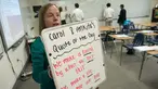 Guru matematika Worcester Prep Linda Bragg menunjukkan papan tulis anti peluru Hardwire di kelas di Berlin, Maryland, (1/3). Papan tulis yang terbuat dari serat polietilen telah dipasang di semua kelas Worcester Preparatory. (AFP PHOTO / Nicholas Kamm)