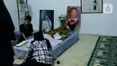 Sejumlah kerabat dan anggota keluarga berdoa di dekat jenazah artis senior Ade Irawan di rumah duka kawasan Lebak Buluk, Jakarta Selatan, Jumat (17/1/2020). Ibunda Ria Irawan tersebut meninggal dunia di Rumah Sakit Fatmawati pada Jumat (17/1/2020) pada usia 82 tahun. (Liputan6.com/Johan Tallo)