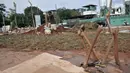 Aktivitas pekerja saat menyelesaikan proyek revitalisasi Taman Danau Sunter, Jakarta, Senin (9/3/2020). Revitalisasi ini untuk mengubah lahan kosong sekitar Danau Sunter menjadi area pembibitan tanaman, taman interaktif warga, dan destinasi wisata air terpadu. (merdeka.com/Iqbal Nugroho)