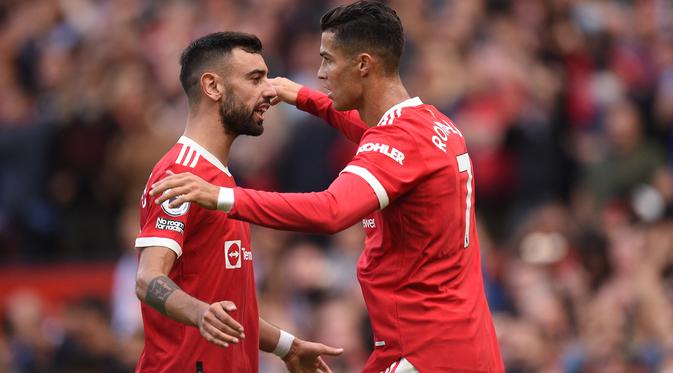 Bruno Fernandes bersama Cristiano Ronaldo di laga Manchester United versus Newcastle United di Liga Inggris. (OLI SCARFF / AFP)