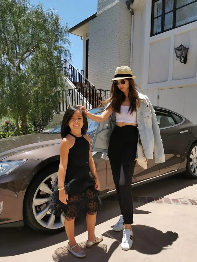 7 Gaya Kompak Nia Ramadhani dengan Outfit Serasi Bersama Buah Hati