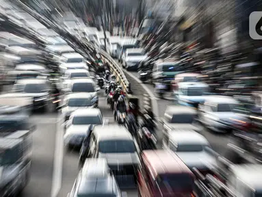 Sejumlah kendaraan bermotor terjebak kemacetan di Jalan K.H. Abdullah Syafei, Jakarta, Jumat (22/7/2022). Tim Pembina Samsat Nasional akan menghapus data kendaraan yang tak membayar pajak selama dua tahun. (Liputan6.com/Faizal Fanani)