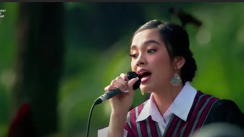 Lyodra saat menyanyikan lagu-lagu daerah di Upacara HUT RI ke-77 di Istana Merdeka Jakarta pada Rabu (17/8/2022). (Foto: YouTube/Sekretariat Presiden)