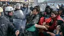 Para migran berkelahi dengan polisi Yunani di Pelabuhan Mytilene setelah penduduk setempat memblokir akses ke kamp pengungsi Moria di Pulau Aegean, timur laut Lesbos, Yunani, Selasa (3/3/2020). (AP Photo/ Panagiotis Balaskas)