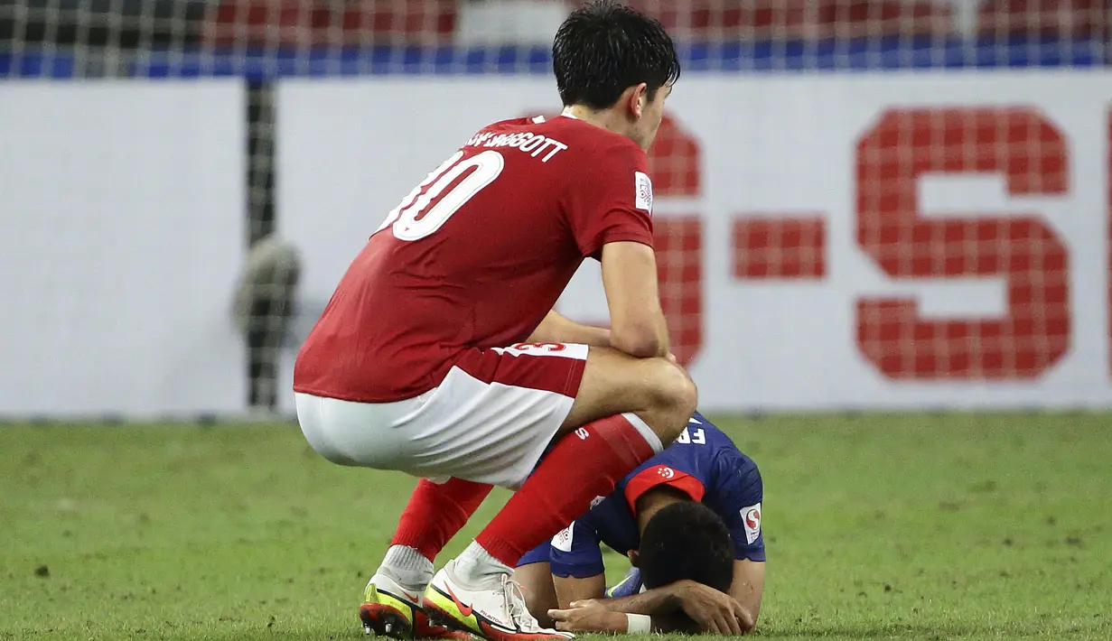 Berakhirnya laga dramatis leg kedua semifinal Piala AFF 2020 antara Indonesia menghadapi Singapura (25/12/2021) yang meloloskan Indonesia ke babak final untuk keenam kalinya disambut dua ekspresi suka dan duka dari kedua kubu. Seperti apa ekspresinya? (AP/Suhaimi Abdullah)