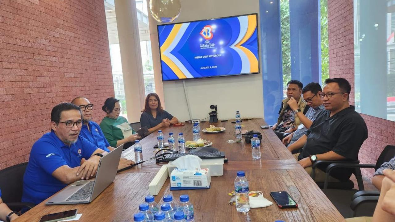 Terlebih saat ini, Indonesia telah memiliki sebuah stadion Indoor bertaraf internasional yang baru diresmikan Senin (7/8) kemarin. Di mana, Indonesia Arena telah dilengkapi fasilitas kelas dunia yang mampu menampung 16.000 penonton.