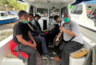 Sebanyak delapan orang dalam satu rombongan speedboat dilaporkan hilang kontak saat melakukan perjalanan menuju perairan Selat Sunda untuk meliput aktivitas Gunung Anak Krakatau.