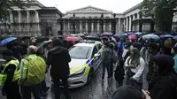 Orang-orang di depan British Museum lokasi penusukan atau penikaman pada 8 Agusutus 2023. (AP)