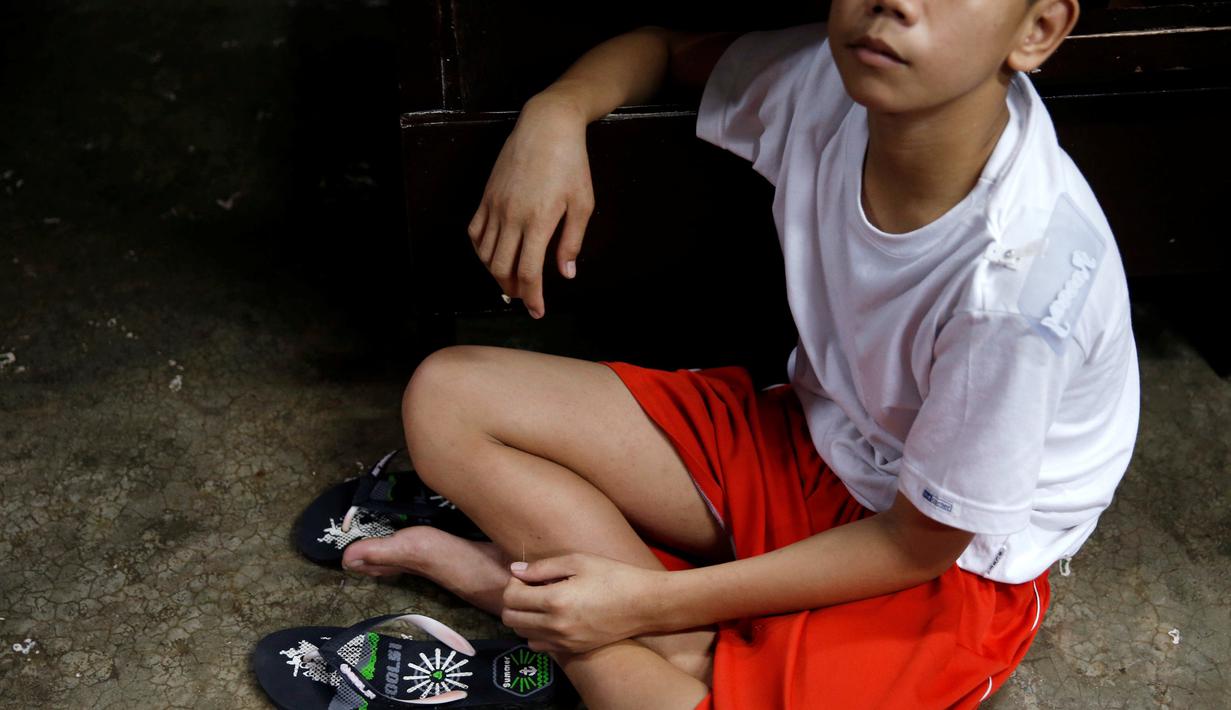 Seorang anak berumur 11 tahun berbincang saat menjalani pemulihan di asramanya di sebuah pusat rehabilitasi narkoba milik pemerintah di Taguig, Metro Manila, Filipina, Senin (12/12). (REUTERS/Erik De Castro)