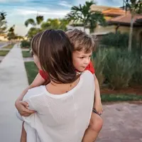 Anak laki-laki dan ibunya (Foto: Unsplash)