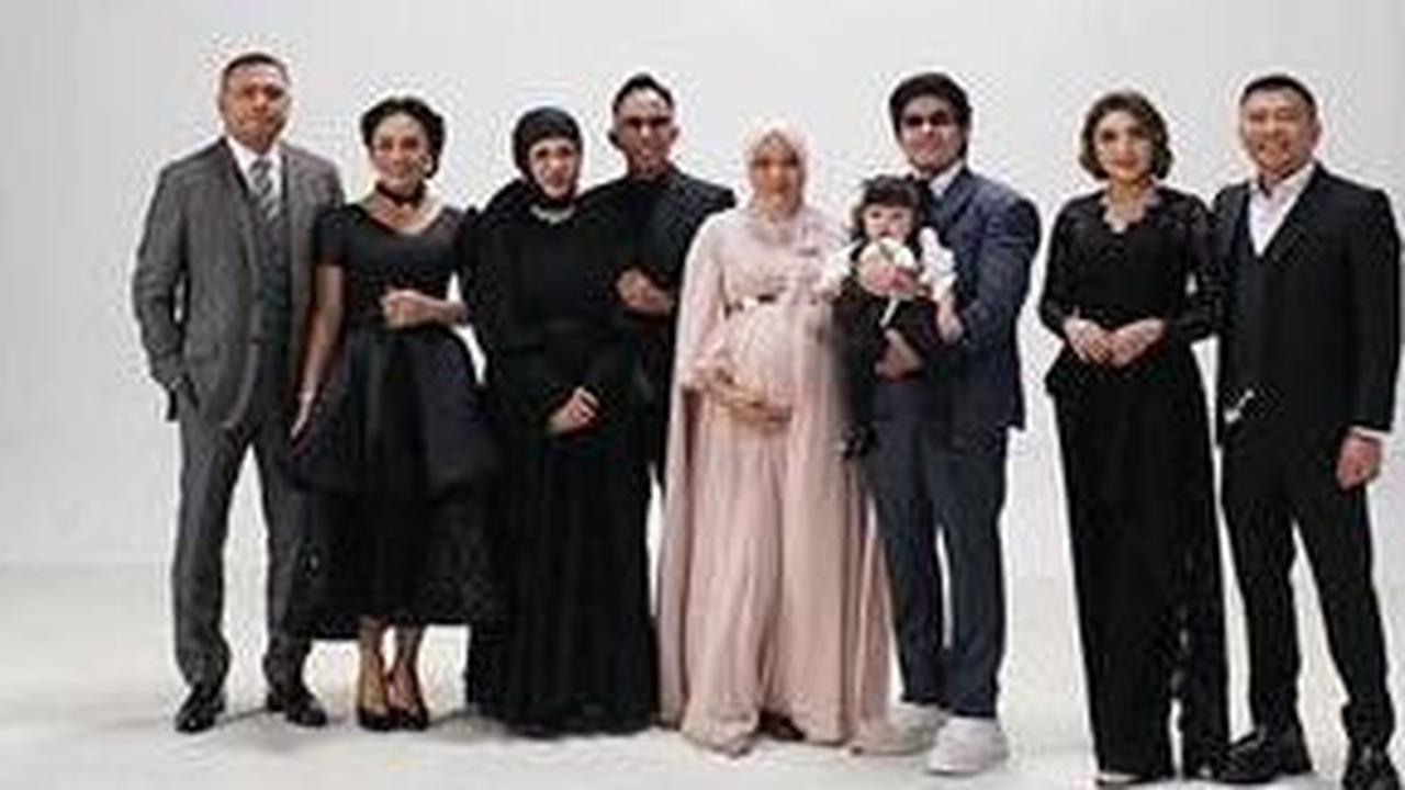 7 Potret Aurel Hermansyah & Atta Halilintar Bareng Enam Orangtuanya, Anang & Raul Lemos Jadi Sorotan