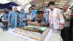 Komisaris PT Persib Bandung Bermartabat, Umuh Muchtar merayakan ulang tahun yang ke-76 saat Persib Bandung merayakan gelar juara BRI Liga 1 2023/2024 di kediamannya yang terletak di Tanjungsari, Sumedang, Minggu (02/06/2024). (Bola.com/M Iqbal Ichsan)