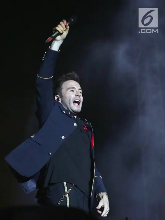Aksi Personel Westlife, Shane Filan saat tampil menghibur penggemar di Kuil Sam Poo Kong, Semarang, Jawa Tengah (1/9/2019). Pertunjukan Westlife di Semarang menjadi akhir dari rangkaian konser boyband yang populer lewat lagu “Swear It Again” di Tanah Air. (Fimela.com/Bambang E.Ros)