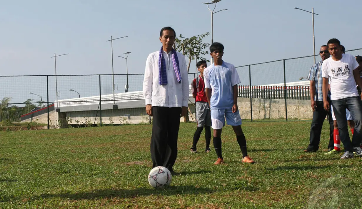 Jokowi mencoba lapangan mini soccer Waduk Pluit dan bersiap untuk menendang bola, Jakarta, Jumat (25/04/2014) (Liputan6.com/Herman Zakharia).