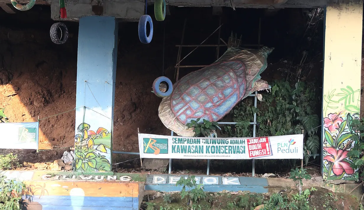 Anak-anak bermain air di aliran Sungai Ciliwung, Depok, Jawa Barat (30/5). Sungai Ciliwung kini menjadi tempat wisata alternative bagi masyarakat untuk bermain sekaligus menjaga kebersihan lingkungan. (Liputan6.com/Herman Zakharia)