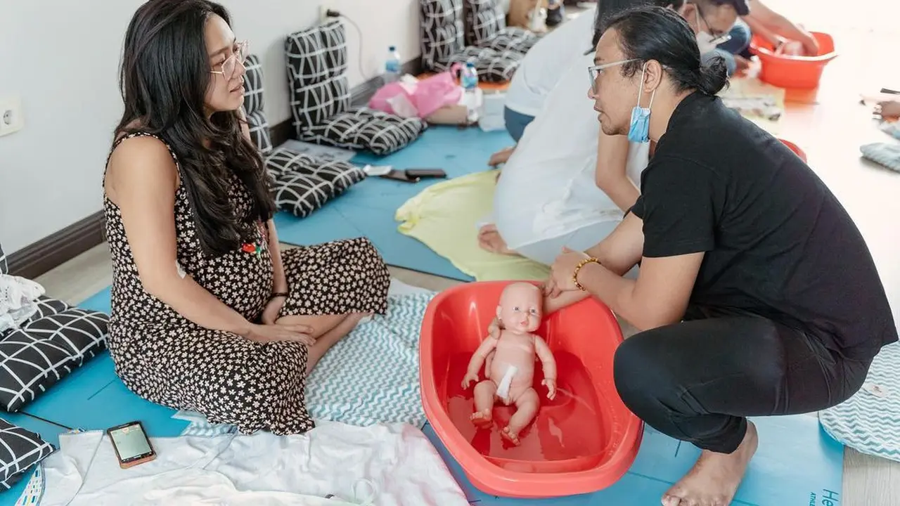 Dea Ananda dan Ariel Nidji Ikut Kelas Merawat Bayi Sebelum Melahirkan, Mulai dari Belajar Menyusui Hingga Memandikan