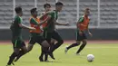 Pemain Timnas Indonesia U-22, Hanif Sjahbandi, menggiring bola saat latihan di Stadion Madya, Jakarta, Selasa (8/1). Latihan ini merupakan persiapan jelang Piala AFF U-22. (Bola.com/Vitalis Yogi Trisna)