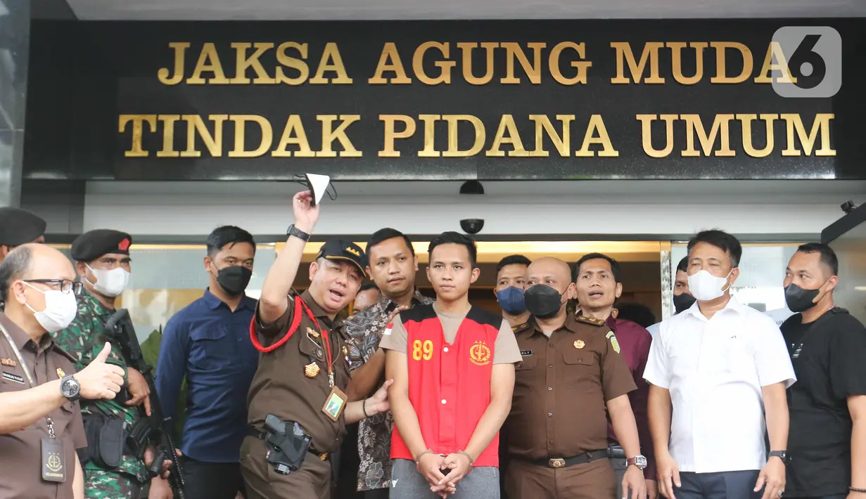 Salah satu ersangka kasus pembunuhan berencana Brigadir J, Richard Eliezer ditunjukkan petugas saat proses pelimpahan berkas perkara tahap dua kasus di Gedung Kejaksaan Agung, Jakarta, Rabu (5/10/2022). Penyidik Bareskrim Polri menyerahkan 11 tersangka dan barang bukti kepada Kejaksaan Agung dalam pelimpahan tahap dua terkait kasus pembunuhan berencana Brigadir J dan obstruction of justice yang salah satunya menjerat mantan Kadiv Propam Ferdy Sambo. (Liputan6.com/Herman Zakharia)