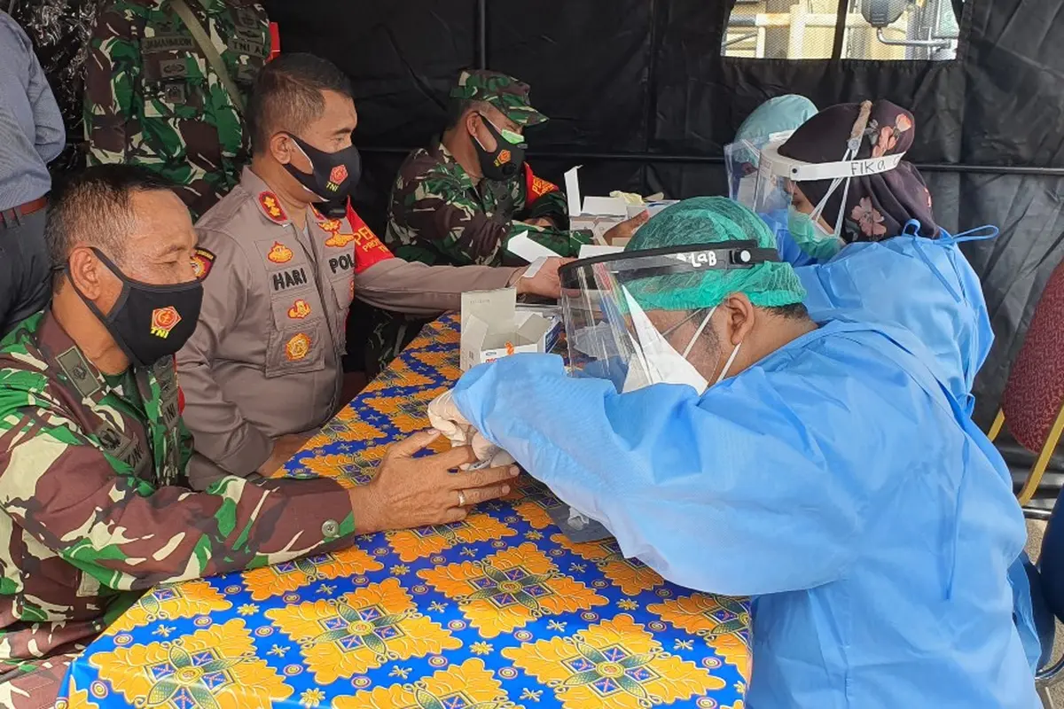 Anggota Polri dan TNI jalani rapid test Covid-19 sebelum melakukan pengamanan Pilkada di Mapolrestro Depok, Selasa (8/12/2020).