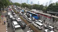 Kendaraan terjebak kemacetan di Jalan HR Rasuna Said, Jakarta, Rabu (6/9). Menurut Menhub, wacana ini timbul untuk membantah adanya diskriminatif terhadap sepeda motor karena dilarang melintas di jalan Sudirman. (Liputan6.com/Immanuel Antonius)