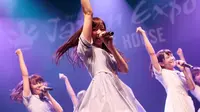 Idol group Nogizaka46 menghibur fans Eropa.