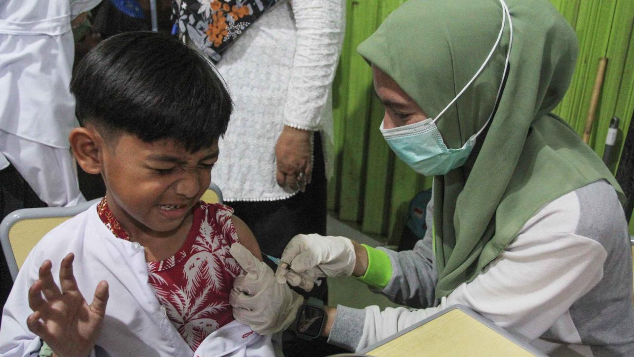 FOTO: Antusias Siswa SD Ikuti Imunisasi Massal BIAS 2025