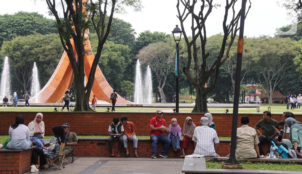 Di TMII, pengunjung bisa melihat sekaligus menikmati keragaman budaya daerah yang ada di Indonesia melalui anjungan-anjungan yang ada. (Magang/Liputan6.com/Muhammad Rizal)