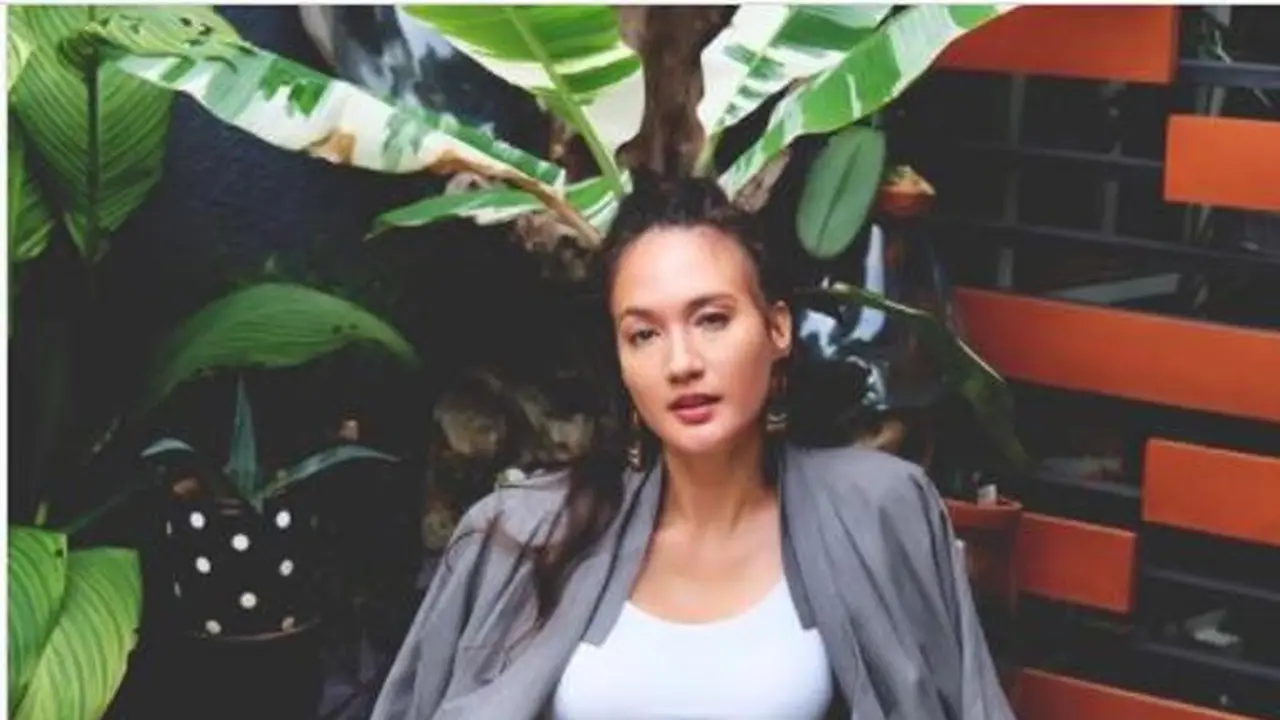Nadine Chandrawinata Membuat Sepatu Lama Jadi Baru Lagi dengan Botol Plastik