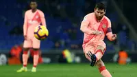 Lionel Messi berhasil mencetak dua gol sekaligus membantu Barcelona meraih kemenangan 4-0 atas Espanyol pada pekan ke-15 La Liga, di Cornella de Llobregat, Sabtu (8/12/2018) malam waktu setempat. (AFP/Pau Barrena)
