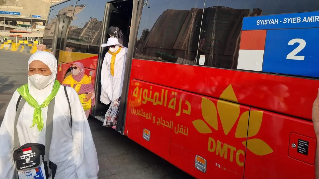 Jemaah calon haji 2022 turun dari bus Sholawat, Makkah. (Foto: dokumentasi MCH)