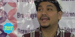 Indra Bekti damping istrinya, Aldilla Jelita yang baru saja menjalani operasi pengikat mulut rahim. 