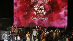 Suasana pada Konser Tanda Mata Glenn Fredly Untuk Ruth Sahanaya di Jakarta, Jumat (30/9). Konser tersebut turut menampilkan sejumlah musisi lintas generasi seperti Yura, Yovie Widianto dan Bob Tutupoly. (Liputan6.com/Herman Zakharia)