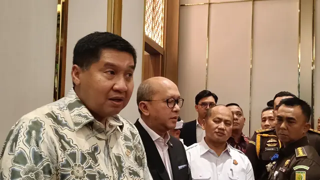 Menteri Perumahan dan Kawasan Permukiman (PKP) Maruarar Sirait, dan CEO Danantara Rosan Perkasa Roeslani dalam acara hibah lahan kawasan Meikarta, Cikarang. (Liputan6.com/Maulandy)