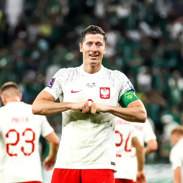 Robert Lewandowski, melakukan selebrasi usai mencetak gol ke gawang Arab Saudi pada laga Piala Dunia di Stadion Education City, Qatar, Sabtu (26/11/2022). Sumber Twitter @brfootball.