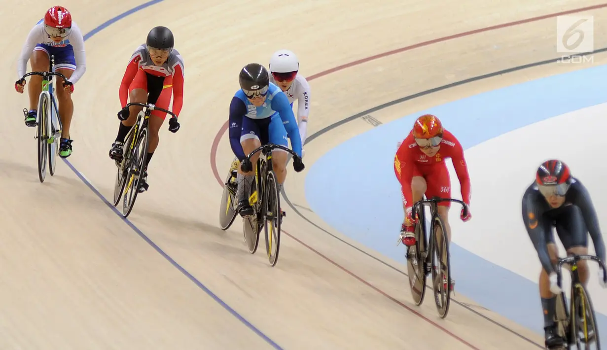 Atlet Crismonita Dwi Putri (dua kiri) saat turun nomor keirin putri di Jakarta International Velodrome, Rawamangun, Selasa (28/8). Crismonita mencatatkan waktu terbaik keempat. (Merdeka.com/Arie Basuki)