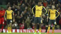 Ekspresi pemain Arsenal, Alex Iwobi usai timnya kalah dari Liverpool pada laga Premier League pekan ke-27 di Anfield, Liverpool, (4/3/2017). Liverpool menang 3-1. (AP/Dave Thompson)