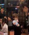 Memiliki paras bule, berikut momen Koa anak Stefan William dan Celine Evangelista saat nyanyi lagu Jawa. Didampingi ibundanya, Koa nyanyi Ojo Dibandingke lagu dari Abah Lala. Lagu tersebut juga sempat viral saat dinyanyikan Farel Prayoga. [Instagram/inijedar]