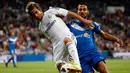 Pemain Real Madrid, Fabio Coentrao (kiri) berusaha mempertahankan penguasaan bola dari kejaran Helder Barbosa (Almeria) dalam laga lanjutan La Liga Spanyol di stadion Santiago Bernabeu, Madrid, (13/4/2014). (REUTERS/Susana Vera)